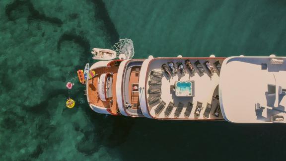 Die Motoryacht Yolo bietet mit ihrem großzügigen Pooldeck und lustigem Wasserspielzeug ein unvergessliches Meereserlebni