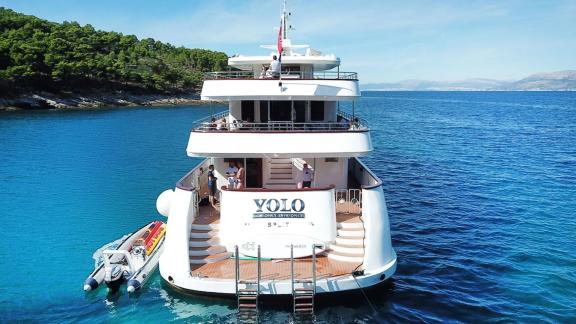 Das Achterdeck der Yolo bietet direkten Zugang zum Meer und eignet sich ideal für Wassersport.