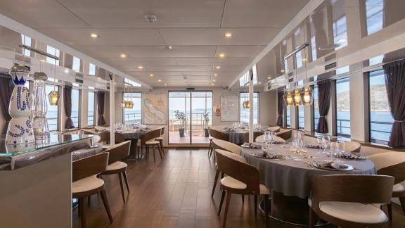 Die Motoryacht Yolo bietet stilvolle Mahlzeiten mit Meerblick im Innenbereich.