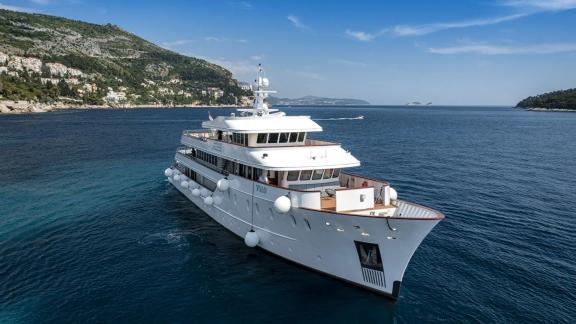 Die Yacht Yolo fährt stilvoll durch die Adria und bietet hohen Komfort.