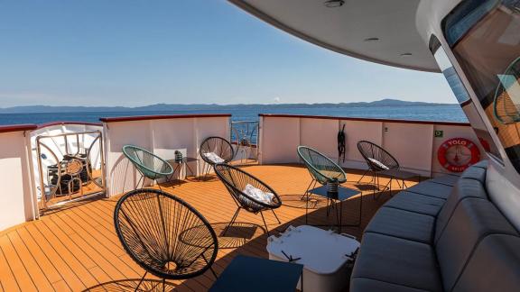Das Achterdeck der Motoryacht Yolo bietet einen gemütlichen Sitzbereich mit herrlichem Ausblick.