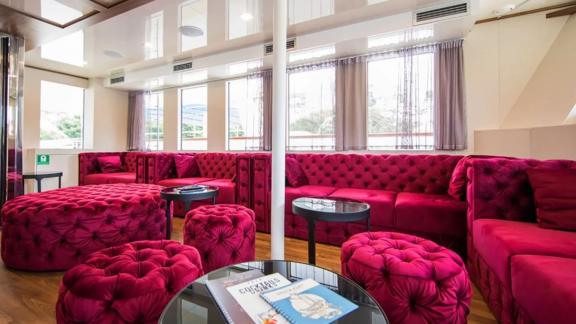 Die Motoryacht Yolo bietet eine komfortable Lounge zum Entspannen.