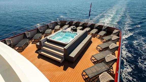 Entspannen Sie im Jacuzzi bei der Fahrt und genießen Sie die Sonne auf den bequemen Liegen.