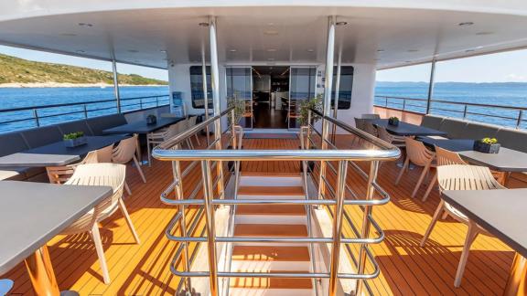 Die Motoryacht Yolo bietet ein Deck mit Meerblick und viel Platz zum Entspannen.