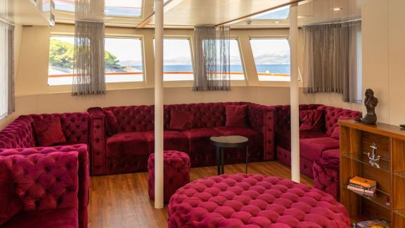 Die Motoryacht Yolo bietet eine lichtdurchflutete, stilvolle Sitzecke.