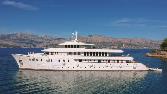 Die Yacht Yolo ankert bei Split und bietet luxuriöse und ruhige Meereserholung.