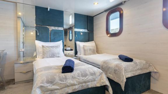 Die Twin-Kabine der Yolo überzeugt durch Stil, Komfort und viel Tageslicht.