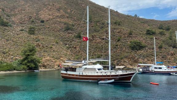 Наслаждайтесь захватывающими видами побережья Мармариса на роскошном гулете.