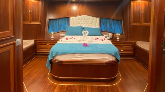 Элегантная и уютная каюта с двуспальной кроватью на роскошном гулете в Мармарисе.
