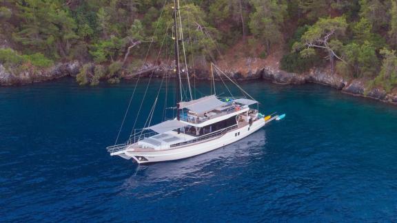 Die elegante Gulet Nayk 2 ankert in einer malerischen Bucht bei Fethiye. Perfekt für luxuriöse Segelabenteuer.