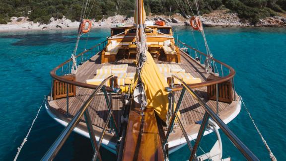 Entspannen Sie auf dem geräumigen Sonnendeck der Gulet Myra und genießen Sie die türkische Küste.