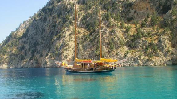 Erkunden Sie die atemberaubenden Felsformationen von Bodrum an Bord der luxuriösen Gulet Myra.