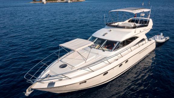 Motoryacht NateWhite auf dem Meer, im Hintergrund eine Insel.