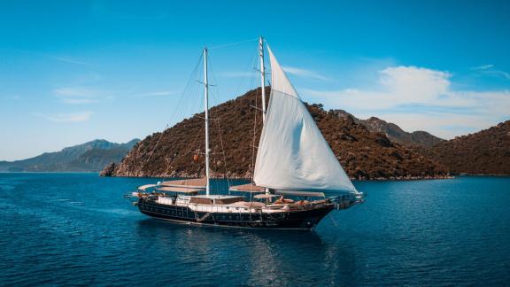 Marmaris'in büyüleyici kıyılarında Nevra Queen'in güzelliğini yaşayın.