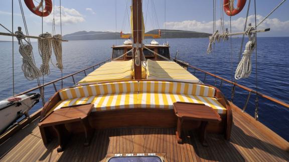 Bequeme Sitzgelegenheiten auf dem Deck der Gulet Nikola. Perfekt für Sonnenbaden und Meeresgenuss.