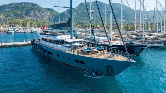 Die luxuriöse Segelyacht North Wind im Hafen von Bodrum, umgeben von atemberaubender Landschaft.