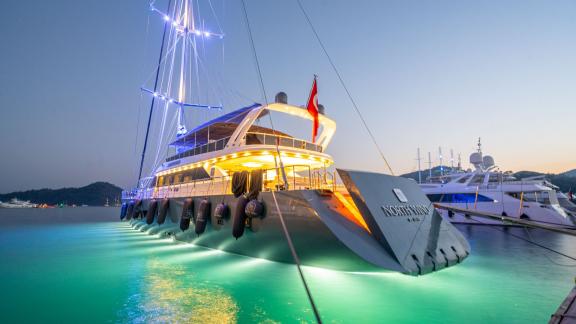 Die beeindruckende Segelyacht North Wind leuchtet bei Nacht im Hafen von Bodrum.