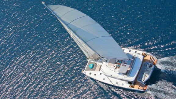 Die Lagoon 620 Nova segelt mit Wind in den Segeln über das glitzernde Ägäische Meer in Griechenland und zeigt ihre beein