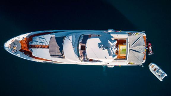 Atemberaubende Luftaufnahme der 34 Meter langen Motoryacht Ocean Drive, zu mieten in Split.