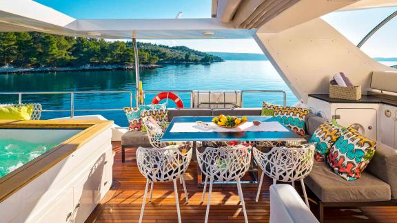 Luxuriöser Entspannungsbereich der 34 Meter langen Ocean Drive in Split.
