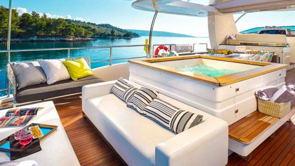 Luxuriöser Whirlpool-Bereich der 34 Meter langen Ocean Drive in Split.