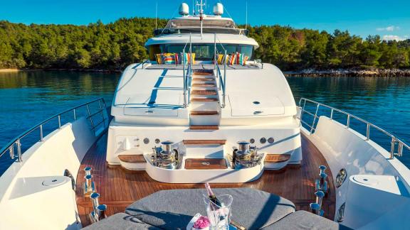 Entspannen Sie sich auf dem Vorderdeck der 34 Meter langen Ocean Drive vor der Küste von Split.
