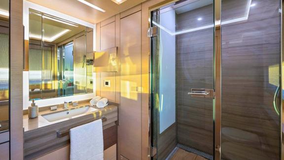 Modernes Badezimmer der 34 Meter langen Ocean Drive in Split.
