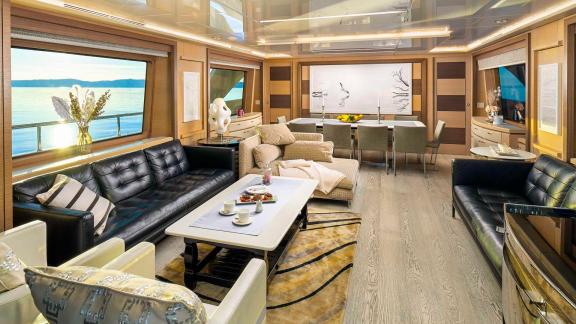 Eleganter Salonbereich der 34 Meter langen Ocean Drive in Split.