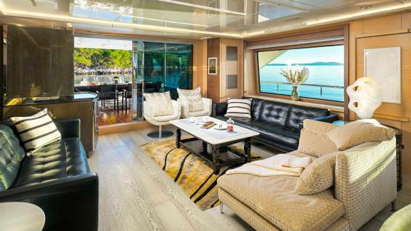 Komfortabler Wohnbereich der 34 Meter langen Ocean Drive in Split.