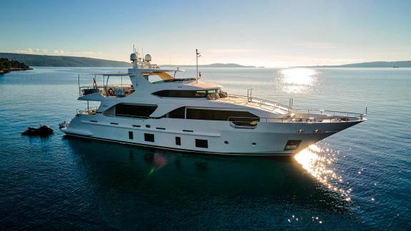 Genießen Sie den Sonnenuntergang auf der 34 Meter langen Ocean Drive vor der Küste von Split.