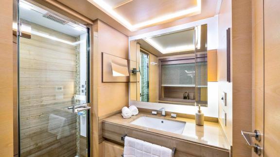 Modernes Gästebadezimmer der 34 Meter langen Ocean Drive in Split.