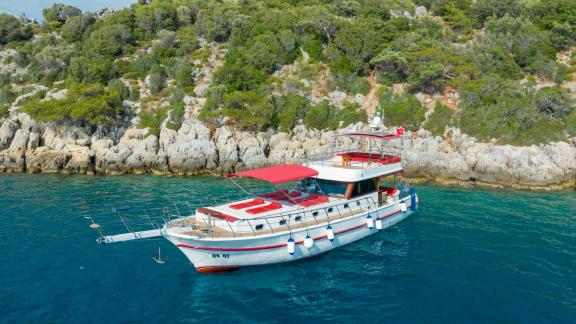 Enjoy a yacht charter in Fethiye on the elegant Ok Ay with 3 cabins and space for 6 people.