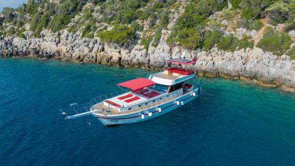 Mieten Sie die elegante Ok Ay für einen unvergesslichen Yachturlaub vor der Küste von Fethiye, Türkei.