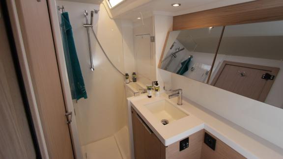 Das moderne Badezimmer auf der Yacht On Y Va bietet Komfort durch stilvolles Design und funktionelle Ausstattung.