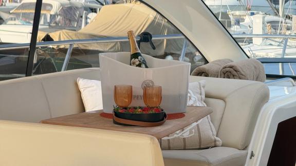 Tagescharter in Nizza mit Perle d Azur zeigt Lounge mit Service und Komfort.