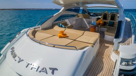 Ibiza'da demirli Fancy That motoryatın arka güneşlenme ve oturma alanı.