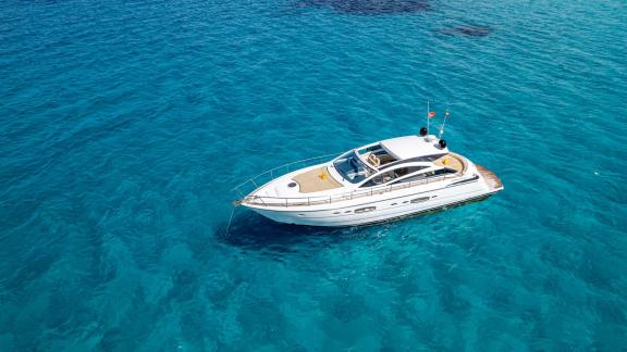 Ibiza’da sakin sularda demirlemiş Fancy That motoryatı, huzurlu bir kaçamak sunuyor.