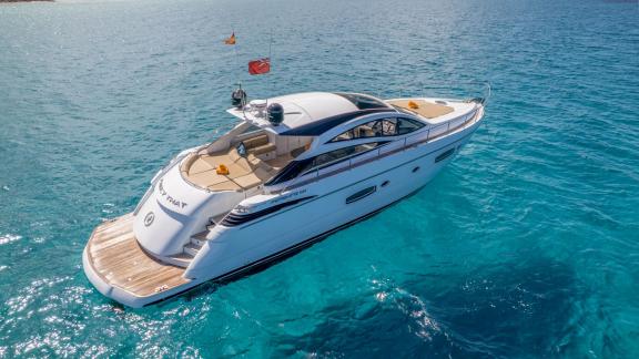 Ibiza açıklarında demirlemiş Fancy That motoryatının arka ve yan profili net şekilde görülüyor.
