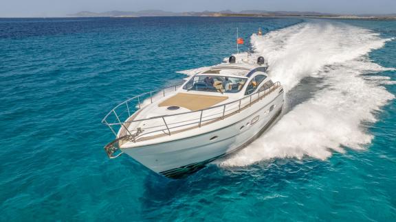 Ibiza sularında seyir halindeki Fancy That motoryatı, günlük yat turu için ideal.
