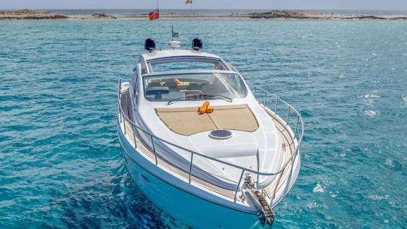 Ibiza’da demirlemiş Fancy That yatının ön güvertesi, günlük yat kiralama için idealdir.