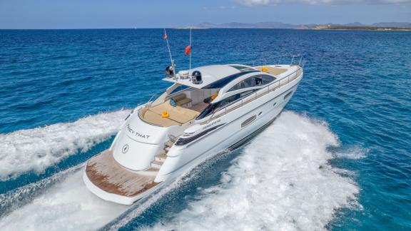 Ibiza’da hızla ilerleyen Fancy That yatı, günlük motoryat kiralama için harika bir tercih.