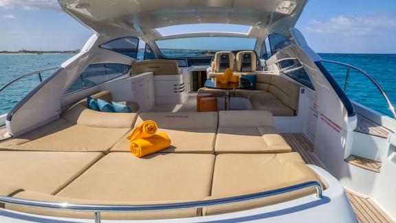 Ibiza açıklarında Fancy That yatının arka güvertesindeki geniş güneşlenme ve oturma bölümü.
