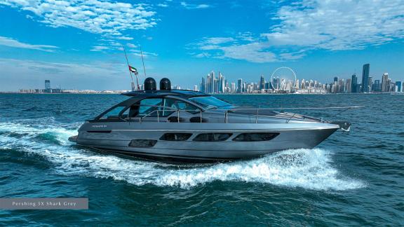 Entdecken Sie das moderne Design und den Luxus der Pershing 5X Grey mit stundenweiser Yachtvermietung in Dubai.