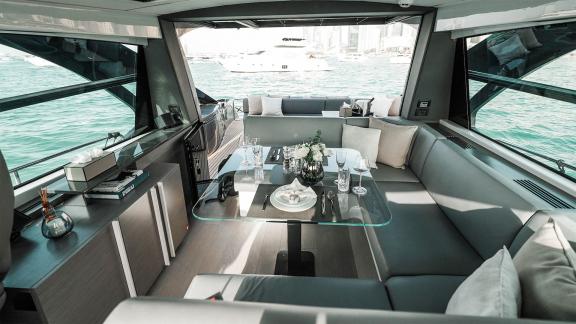 Genießen Sie das elegante Interieur der Pershing 5X Grey mit luxuriösem Yachtverleih in Dubai.