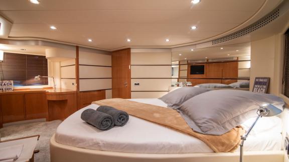 Die Kabine bietet ein rundes Bett, einen Schreibtisch und angenehme Beleuchtung. Modernes Design für höchsten Komfort.