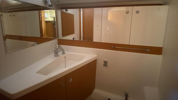 The spacious and modern bathroom on the sailing yacht Pherusa II provides a comfortable atmosphere.