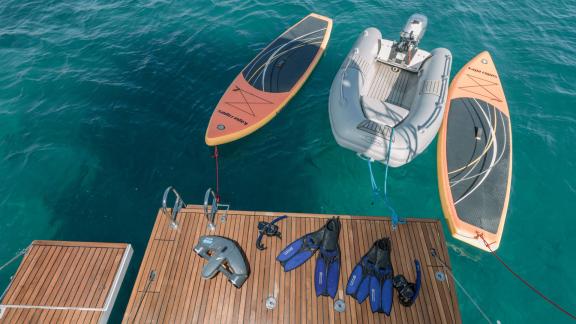 Genießen Sie Wassersport auf der Euphoria mit Paddleboard und Tauchausrüstung.