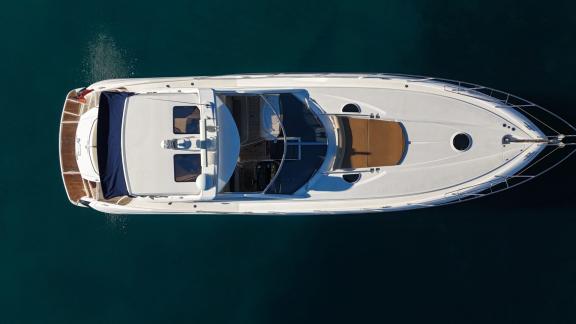 Die Portofino 53 Mr S bietet ein großzügiges Vorderdeck und luxuriösen Komfort auf See.