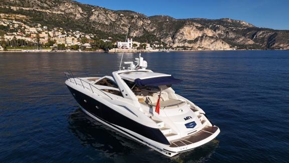 Die Mr S Portofino 53 bietet luxuriöse Küstenfahrten und exklusiven Yachtcharter in Nizza.