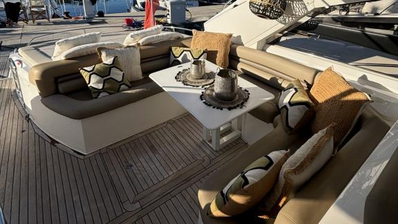 Die Portofino 53 Mr S bietet gemütliche Sitzgruppen und einen privaten Essbereich an Deck.